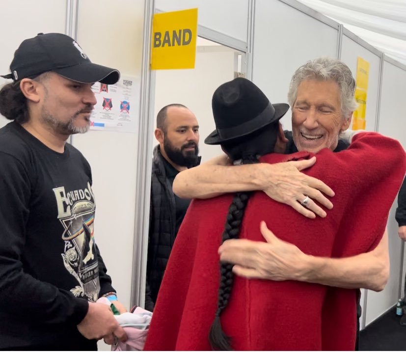sachacristo1's tweet photo. #RogerWaters además de un genio musical en todo sentido, es un artista en total sintonía con las causas de lucha de los pueblos del mundo. En este increíble encuentro en su último concierto en Latam, pudimos conocer su humildad y sensibilidad con la lucha del pueblo ecuatoriano💪 https://t.co/uBGruZdNoU