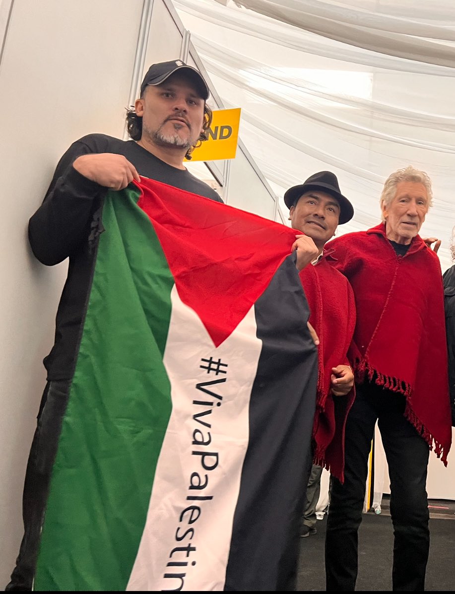 sachacristo1's tweet photo. #RogerWaters además de un genio musical en todo sentido, es un artista en total sintonía con las causas de lucha de los pueblos del mundo. En este increíble encuentro en su último concierto en Latam, pudimos conocer su humildad y sensibilidad con la lucha del pueblo ecuatoriano💪 https://t.co/uBGruZdNoU