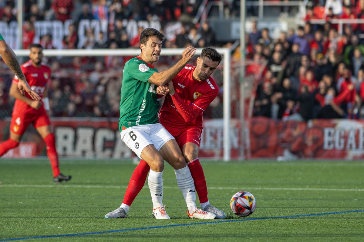 TerrassaFC's tweet photo. 🔴 @GiL_MC10 
⚪ @JordiCano10 
🔴 @PolSanchez25 
⚪ @johnneeskens 
🔴 @jimenez7david 

🫵♥️ AMUNT #TERRASSA!

(📸: @jordidolsdiez) https://t.co/5eOoeWzydx