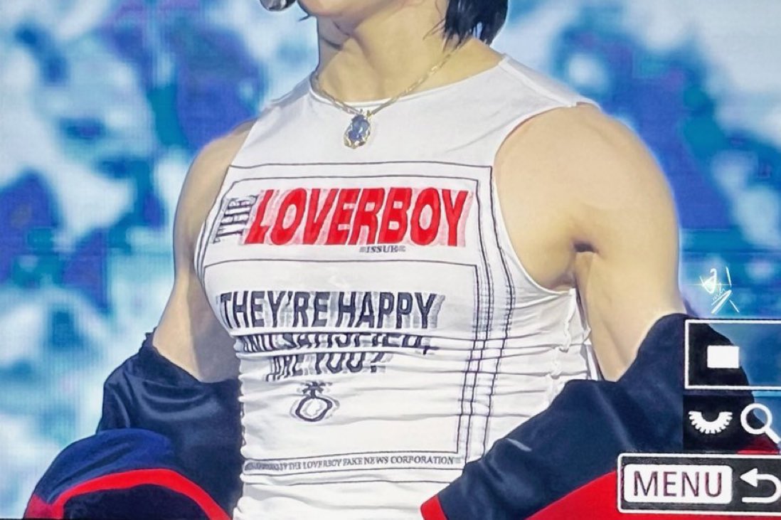 thespianoge's tweet photo. Seeing how the Loverboy t-shirt that Taemin first wore for the Hard Inkigayo performance fit then vs now, put into perspective how his body size and proportions have changed. Esp. in his shoulders. You can see that they had to cut out the sleeves to make it fit across his chest https://t.co/r3S41zwu7n