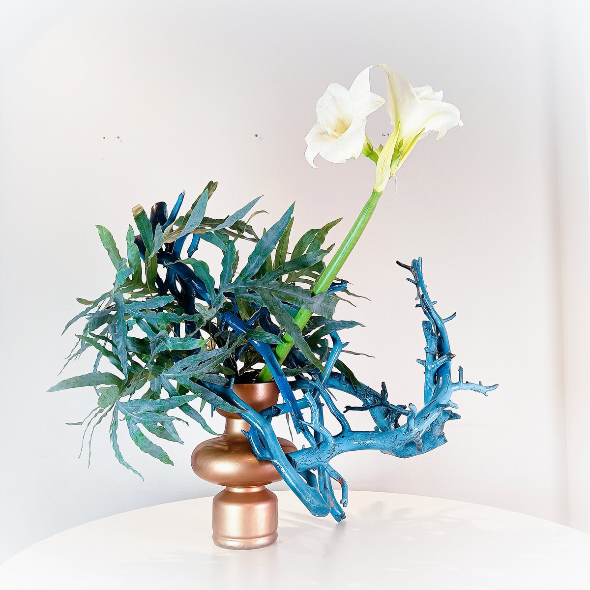 TuijaNyr's tweet photo. Äänestä inhokkiasi, voita hyväksyttävä syy olla poissa Jämsänkosken seuraavasta ikebana-päivästä! Ehdokas nro 2: Maalattuja männyn oksia, amaryllis ja kultaimarre ( Phlebodium aureum) . 
#sogetsu #ikebana #asetelma https://t.co/m8aqvp3Ej7