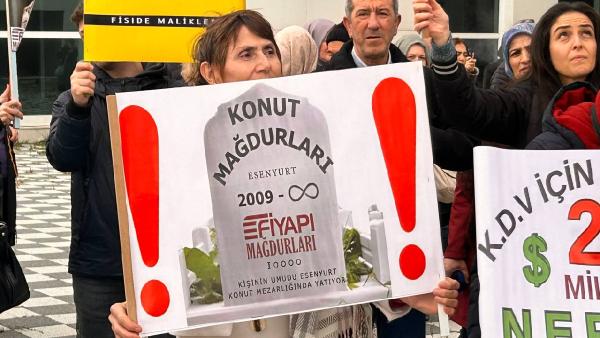 yirmiucderece's tweet photo. 📍2012'de bitecek denilen daireler hala teslim edilmedi.  

Esenyurt'taki Fi Side Sitesi mağdurları, 2009 yılında yapımına başlanan 3 bin 200 dairenin yapımı için ortalama 250 milyon dolar para toplandığını ve dairelerinin teslim edilmediğini belirtti. 

Konut mağdurlarından Esra Dayıoğlu, "2009 Aralık ayında bin lira kapora vererek bu evlerden birine talip oldum. Tam 14 sene geçti, 14 senedir biz evlerimizi teslim alamadık. Bundan 10 sene önce yine bu şantiyede bir gösteriye gelmiştik ve 10 sene geçti üzerinden hala daha aynı yerdeyiz değişen hiçbir şey yok" diye konuştu.