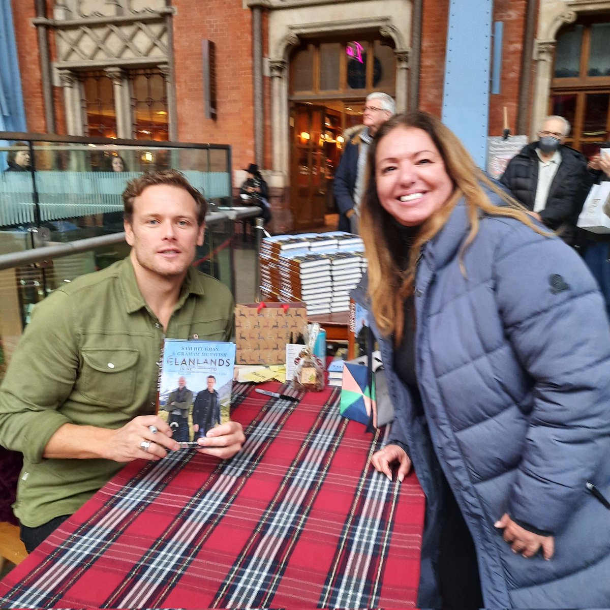 So lovely to meet #SamHeughan this afternoon 🙌
<a href="/ildi_october/">Ildi</a> 
<a href="/DakshiniFraser/">Dakshini 🍉🕊️</a>