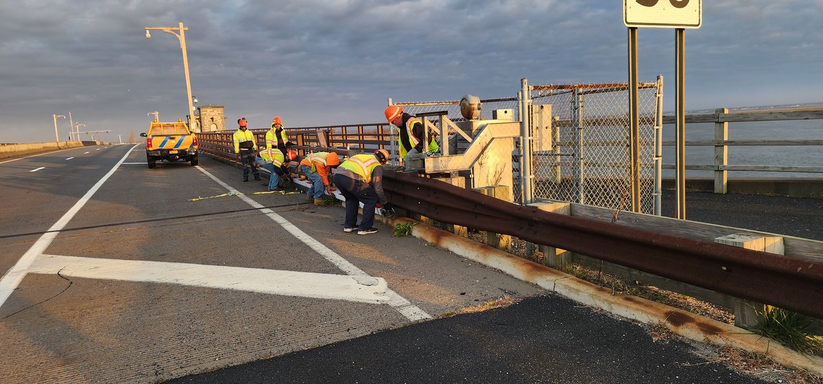 nysdotli's tweet photo. Long Island is going to get some strong winds with heavy rain. Saturday’s storm preps included removing the gates at the South Shore drawbridges by @NYSDOT bridge crews to prevent them from being damaged. https://t.co/oXhGUcpdei