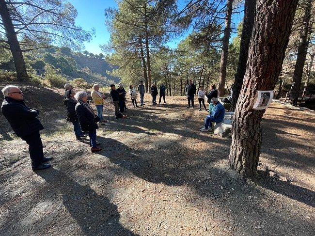 IndeGranada's tweet photo. Familiares de víctimas del franquismo reivindican la Memoria Democrática en el Día de los Derechos Humanos

Convocados por el grupo de trabajo encargado de las exhumaciones, se han reunido en el Barranco de Víznar
👇👇👇
https://t.co/eMyOPhaT6k https://t.co/UJvkxfyhXO