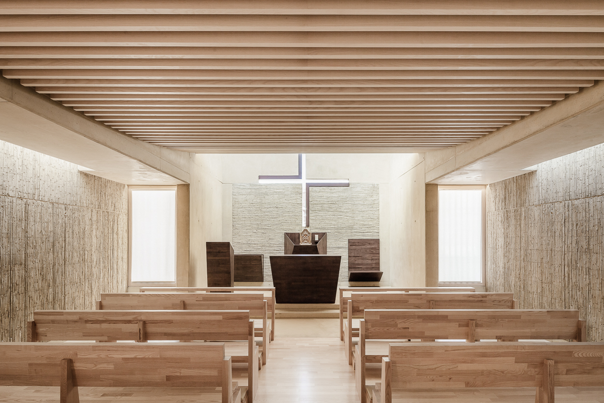 Capilla del Roser en Cerdanyola
Erithacus Arquitectos (2014)
Fotografías: Jaume Guillamat
Fuente: erithacusarquitectos.com/2021/01/03/cap…
#DomingosDeParroquia
La ampliación, resuelta en hormigón visto, se integra en el edificio existente por contraste