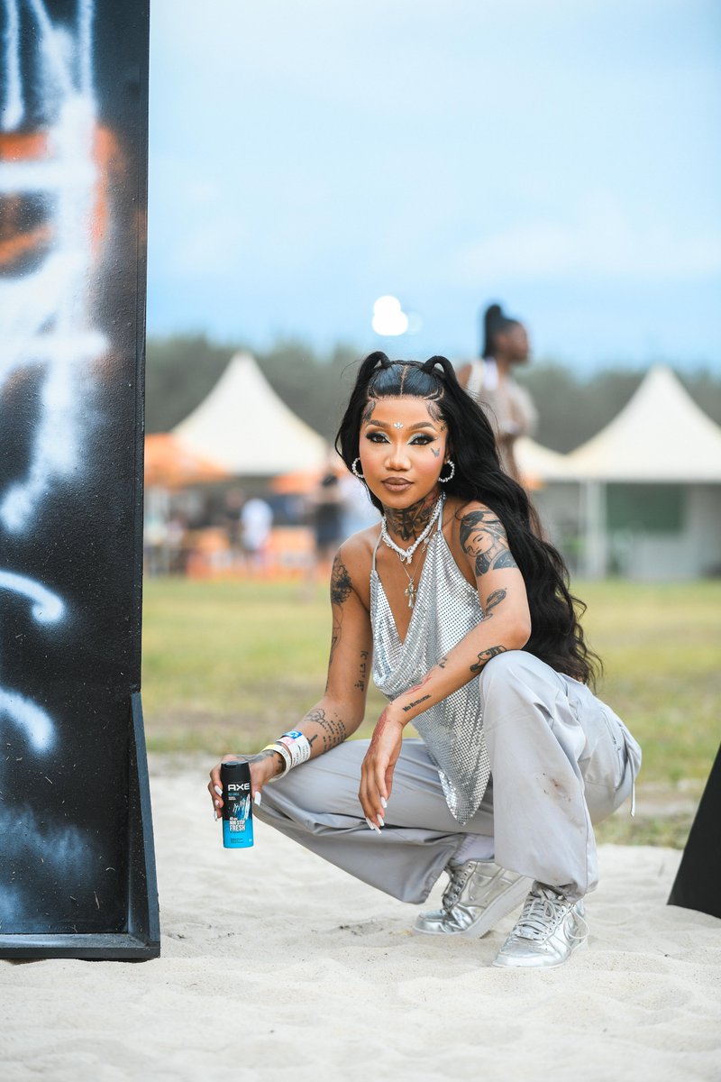 LungaMahlati's tweet photo. If you're here at hey neighbour festival, come checkout the @AXE_SA experience!! Bring the fragrance world of AXE to life through the various sensory touch-points, smell, taste, sight, sound and touch. πππ΅π€
#FreshNeighbours #AXEFreshmen #HeyNeighbourFest https://t.co/4yASVTKwpq