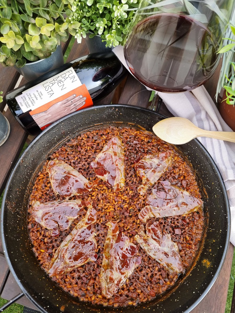 #Arrozdedominguero es arroz de jamón ibérico con tacos de jamón... fácil y rico!! 🐷🐷🔝🔝🤤🤤 y la nueva añada de Fundamentalista 2022 @fincasandoval , para disfrutar de él mientras nos lo zampamos!! 🍷🍷🔝🔝😋😋