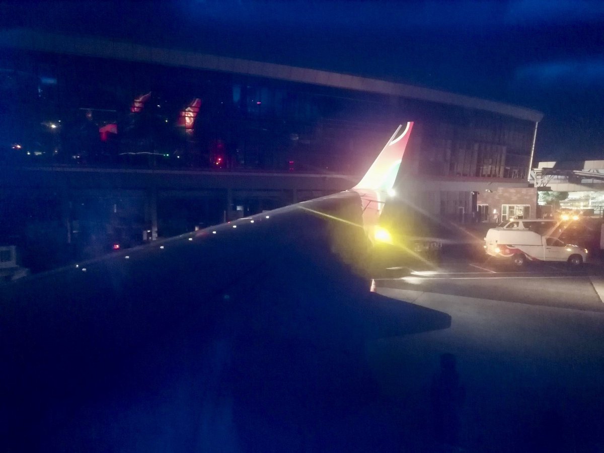 benanuale's tweet photo. KARIBUNI KATIKA UWANJA WA MADEGE YA #JKIA:ONLY IN NAIROBI,AFRICA WHERE THE COUNTRY FACES POWER BLACKOUT WHENEVER.
FRAME 1;- CS @kipmurkomen said the Engineer had stored a Back-Up generator
FRAME 2;- #KPLC Collabo with CS @chirchir_davis #KenyaPower #Ndii #Mahn #Remove #Clueless https://t.co/E9GSvCVOxR