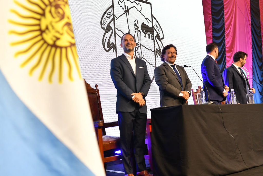 Acompañé a <a href="/jmedurand/">Emiliano Durand</a> en la toma de posesión como el nuevo intendente de la ciudad de Salta.

Sé de su dedicación y compromiso, vamos a trabajar por el bienestar de cada uno de nuestros ciudadanos, para construir juntos la Salta que nos merecemos ♥️