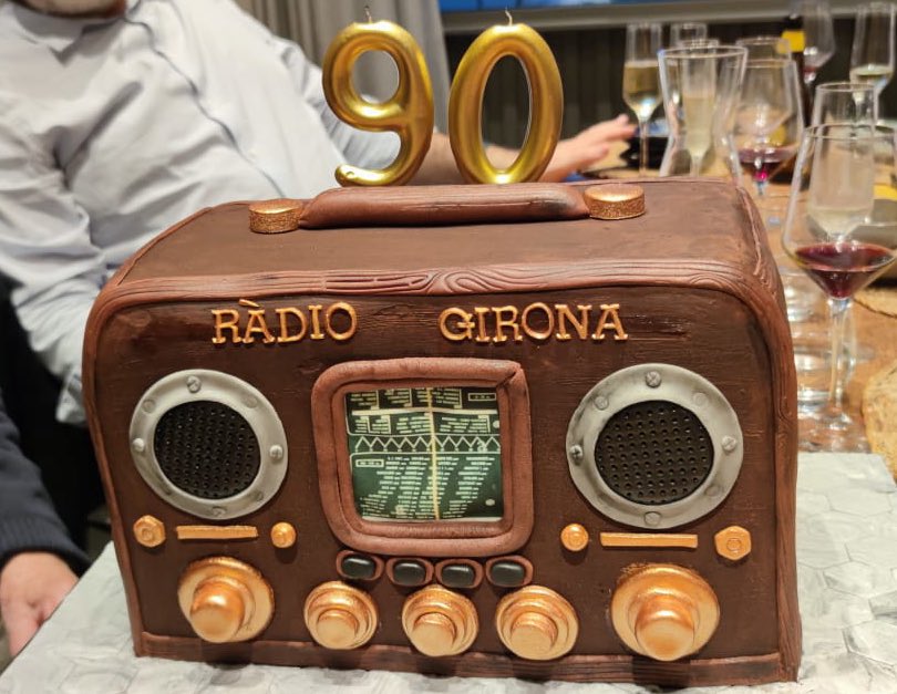 🎂Avui Ràdio Girona ha fet els seus primers 90 anys de vida. I ho hem celebrat amb un ‘Tot És Comèdia’ doblement especial amb, entre d’altres, Carles Puigdemont i Isabel Gemio👇🏻Recupera’l ▶️ cadenaser.com/cataluna/2023/…