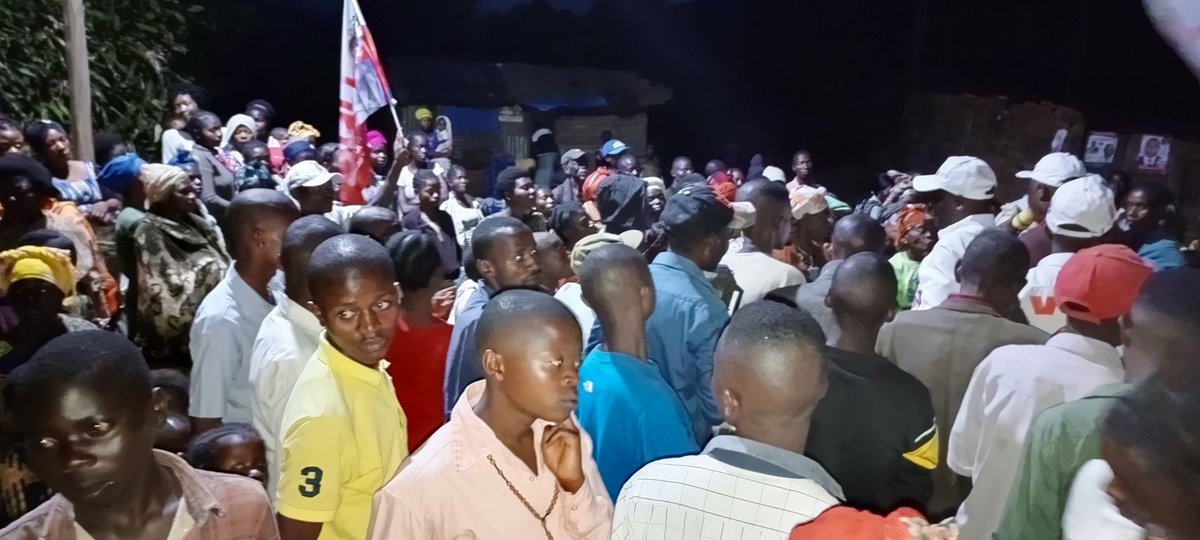 iamckaz's tweet photo. 🚨#Cibanda/Burhale impose sa volonté à son candidat d cœur. Sur son chemin de retour,le Bulldozer @FlavienNitudua arrêté par la population d la contrée,toute émue,sollicite l'allocution d circonstance du n°15 à la députation Nationale à #WALUNGU
Ce 20/12 s'annonce très rassurant https://t.co/Etl6Q0e5Tx