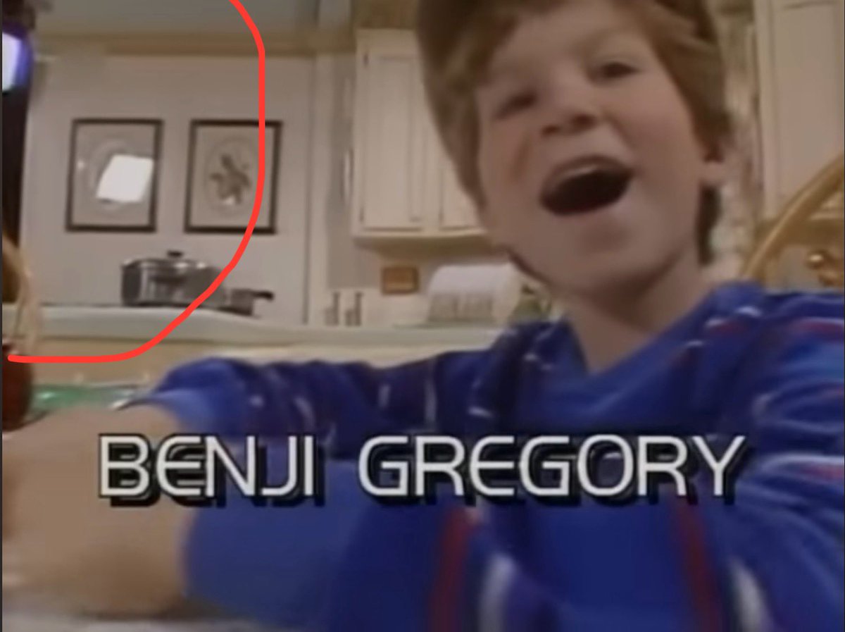 En la intro de ALF se ve final del decorado y una luz del set.