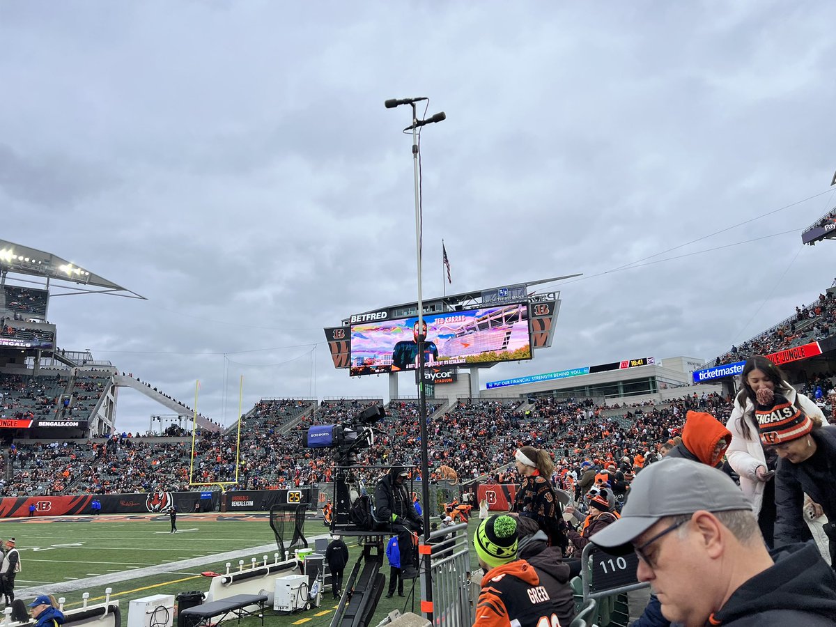 RyanCost1's tweet photo. Hey @Bengals, why are we allowing a boom pole to obstruct fan views of the Jumbotron from the 50 yard line? Can we do better? WHO DEY! https://t.co/8IcVvQLrfz