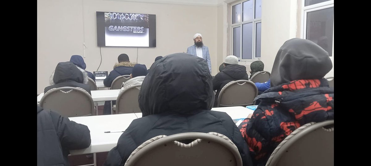 A much needed workshop on the growing concern of knife crime in Smethwick by Dawateislami
The workshop taught the attendees on dangers of carrying knives, how to stay safe and prevent oneself from getting involved in such issues.
Along with other crucial information and knowledge