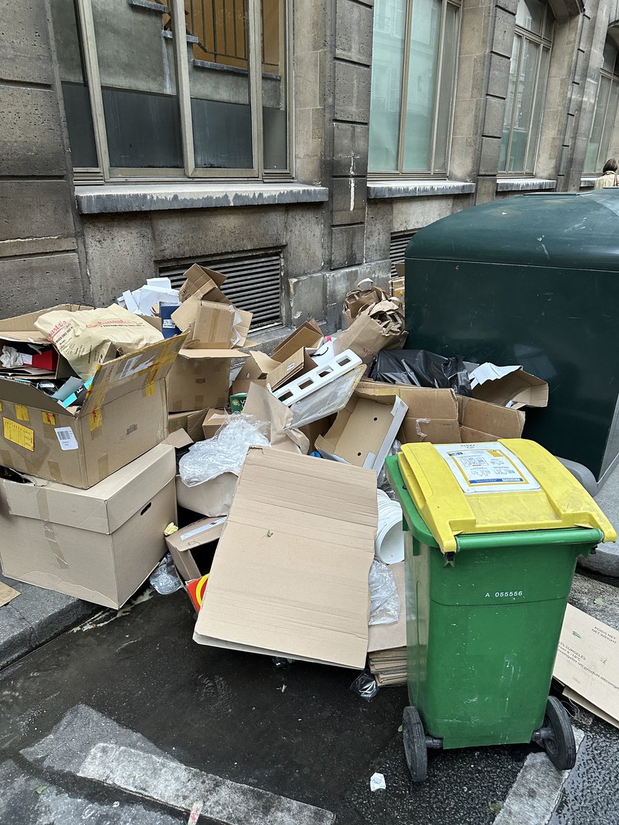 UnPapaParisien's tweet photo. @AntoineGuillou Voilà à quoi ressemble un trilib en réalité, malheureusement. C’est un échec car les commerçants en abusent. Il faut les traiter différemment des résidents au vu de la quantité de déchets générée. https://t.co/lDMeY5Wa3c