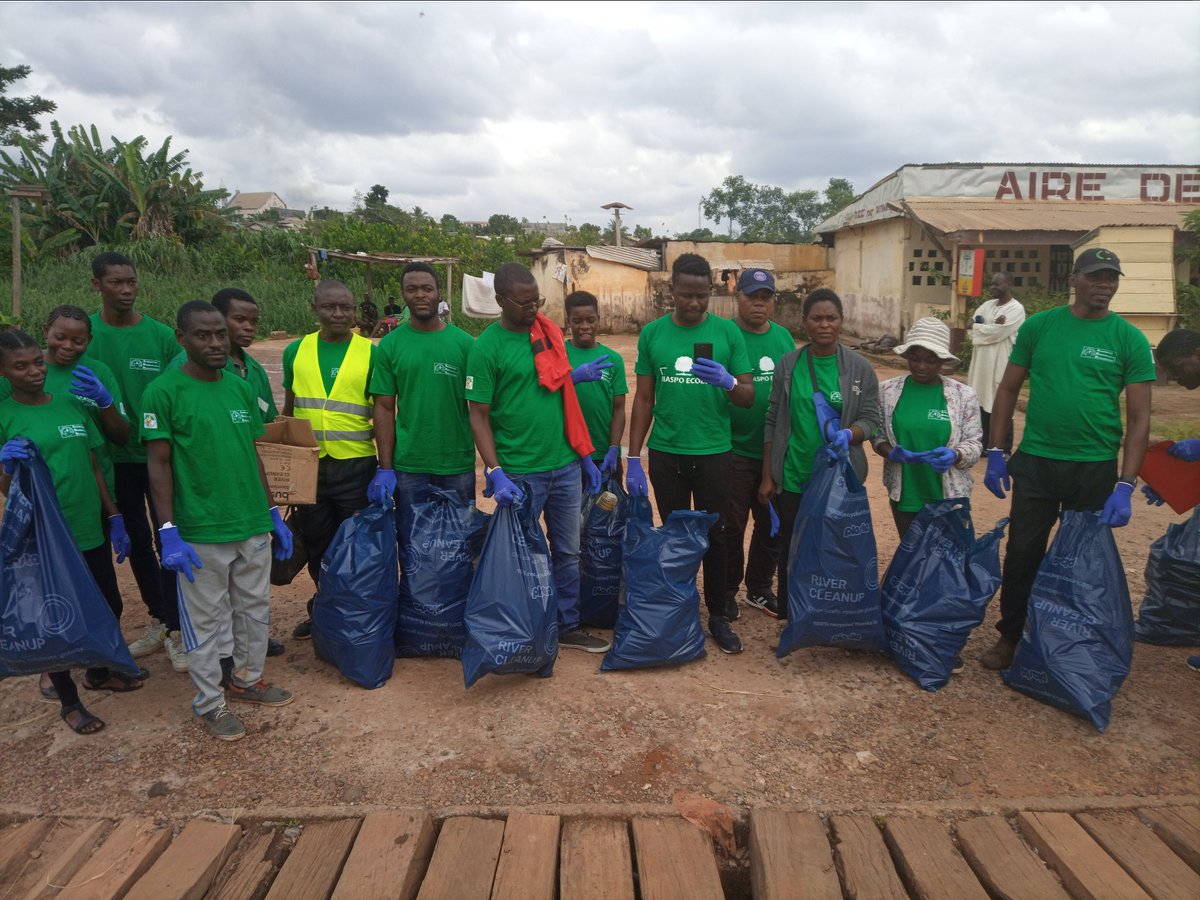 AltdurD's tweet photo. Education environnementale de jeunes des écoles de formation professionnelle et des communautés. Les Ecoles de Formation Technique et Professionnelle touchées par le projet ont reçu 2354 brochures et 12 boites à images traitant de la gestion durable de l’environnement. https://t.co/KN4xRM7cuY