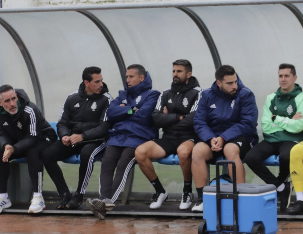 No hay presión cuando haces realidad un sueño. 🔵⚪️
•
•
•
#football #experience #recreativodehuelva #decano #vamosdecano #work #coach #team #spain 

📸 <a href="/recre_org/">Recre.org</a>