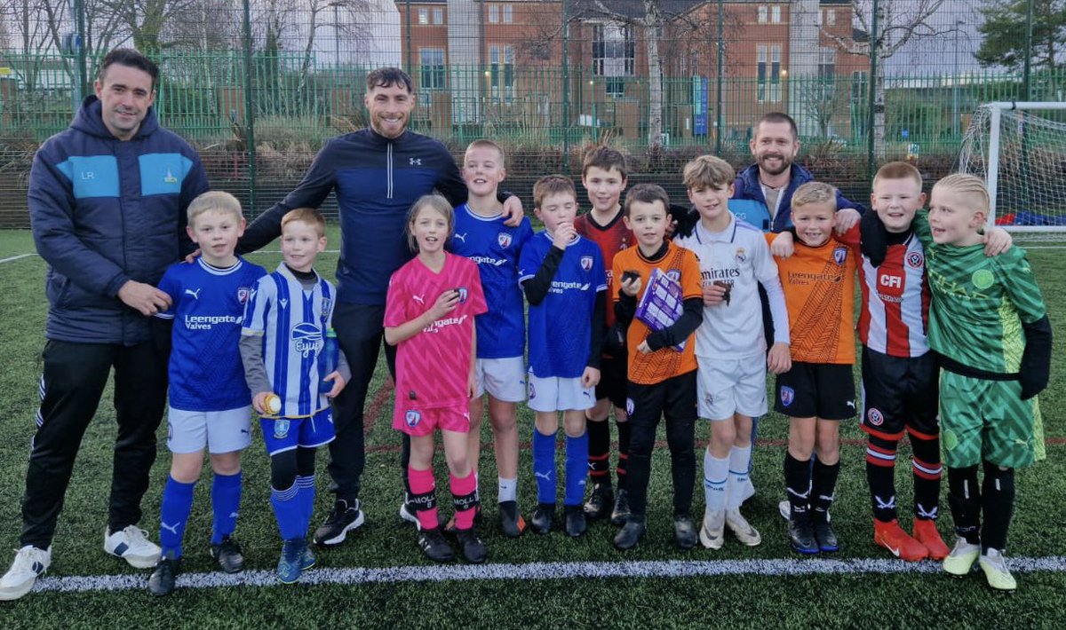 r99dyy's tweet photo. When you wear the shirt you become a hero to so many kids today spire rangers got to meet one of there heroes and they wasn’t disappointed @ChesterfieldFC @Mjjona8 and his son Oscar gave up there time to make these kids Xmas great having humans like this representing  our club 💙 https://t.co/PuLE7R4Jgo