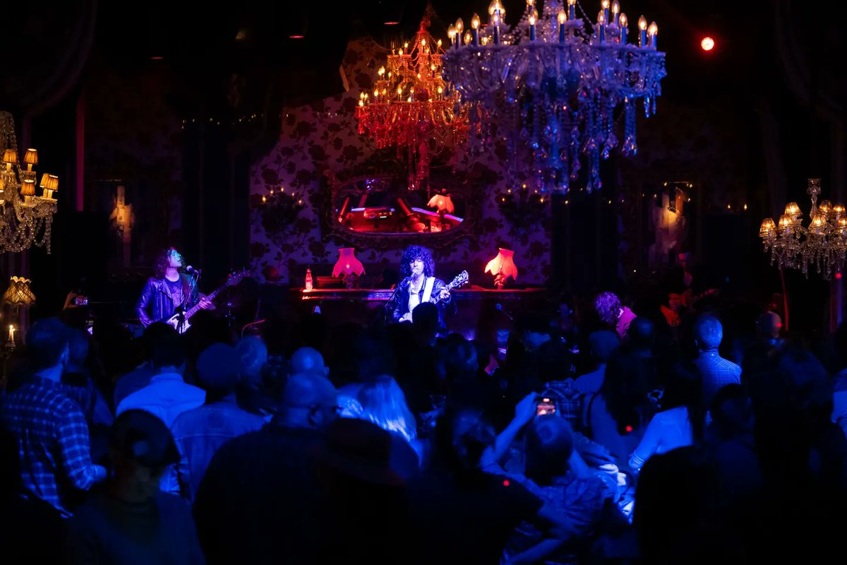 Elpurpleweekend's tweet photo. El sábado, también en la sala Glam Theatre de #LeónEsp tuvimos una doble cita con la mejor música en este #PurpleWeekend 😍
🎤 Con la potencia casi orquestal de @salto_music y su banda...
🧵
#PurpleWeekend2023 #PW23 https://t.co/dkLkOXVke0