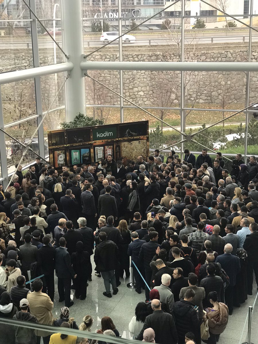 yunkeles's tweet photo. Bugün Ankara kitap fuarındaydım. Vatandaşların kitaba olan yoğun ilgisinden nasıl mutlu oldum anlatamam. 
#OkumaSevgisi
#Kitap https://t.co/sMz1AsgRVH