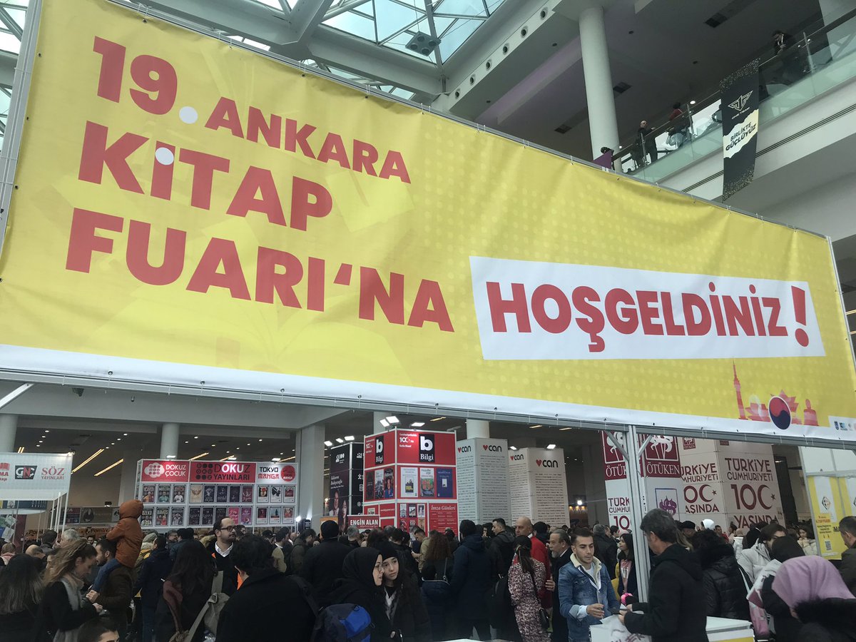 yunkeles's tweet photo. Bugün Ankara kitap fuarındaydım. Vatandaşların kitaba olan yoğun ilgisinden nasıl mutlu oldum anlatamam. 
#OkumaSevgisi
#Kitap https://t.co/sMz1AsgRVH