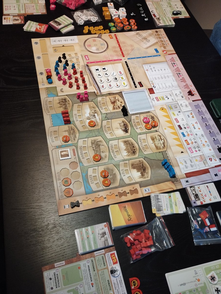 therealshapes's tweet photo. Nachdem in #weimar in Runde 2 die Republik gestürzt wurde, wird jetzt noch etwas rumgehitlert in #secrethitler. #brettspiel #boardgames https://t.co/e8mPokMK12