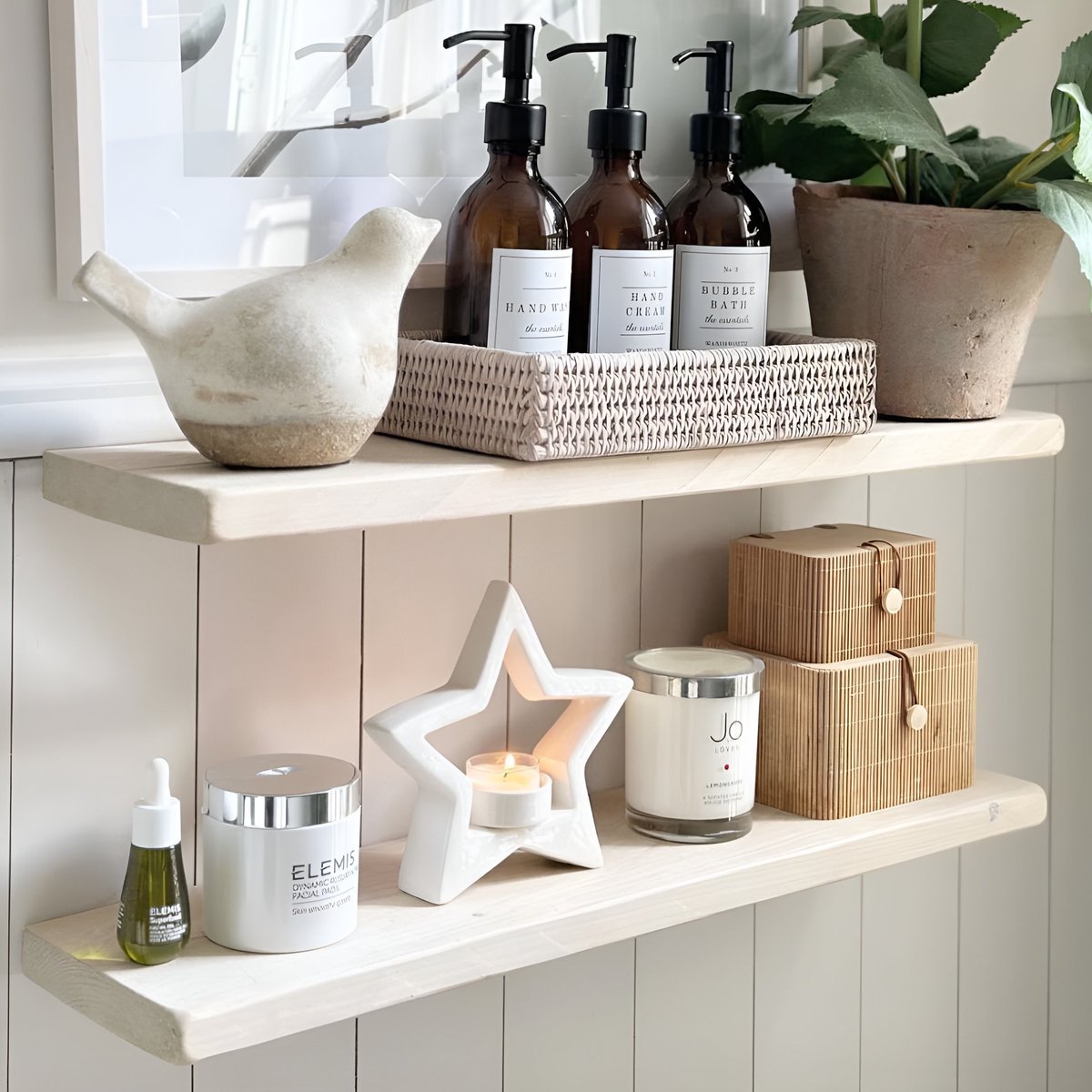 Dreamy bathroom shelf set-up from @our_wandsworth_home 🤍✨