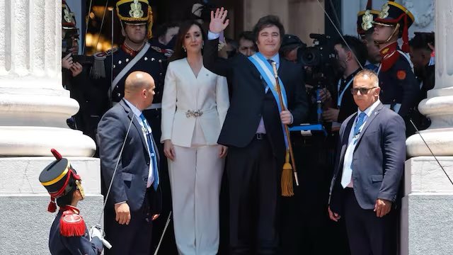 PatoBullrich's tweet photo. COMIENZA UNA NUEVA ERA EN LA ARGENTINA
El presidente @JMilei marcó un paso fundamental para la construcción de un futuro en el que la honestidad y la transparencia sean elementos esenciales en la construcción del país.
Demostró un genuino compromiso con la verdad, destacando los desafíos que enfrenta la Argentina a nivel económico y social, y mostró una voluntad inquebrantable de cambiar la realidad. 

Este cambio no tiene vuelta atrás.

📸 @infobae
