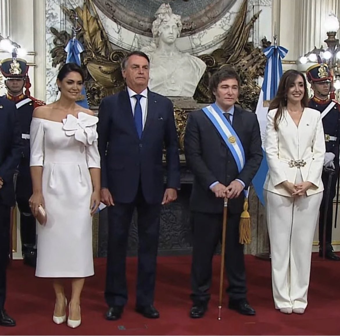 Biakicis's tweet photo. Que linda foto! @JMilei na liderança dos países livres acompanhado de sua vice @VickyVillarruel e do líder super popular @jairbolsonaro e a elegante e bela Michelle. https://t.co/P5byHVn9lz