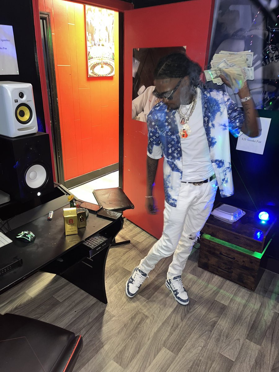 LilSKE5's tweet photo. 🐱 nigga you can’t pop it like us ⛷️ https://t.co/GUP0AtpyeM