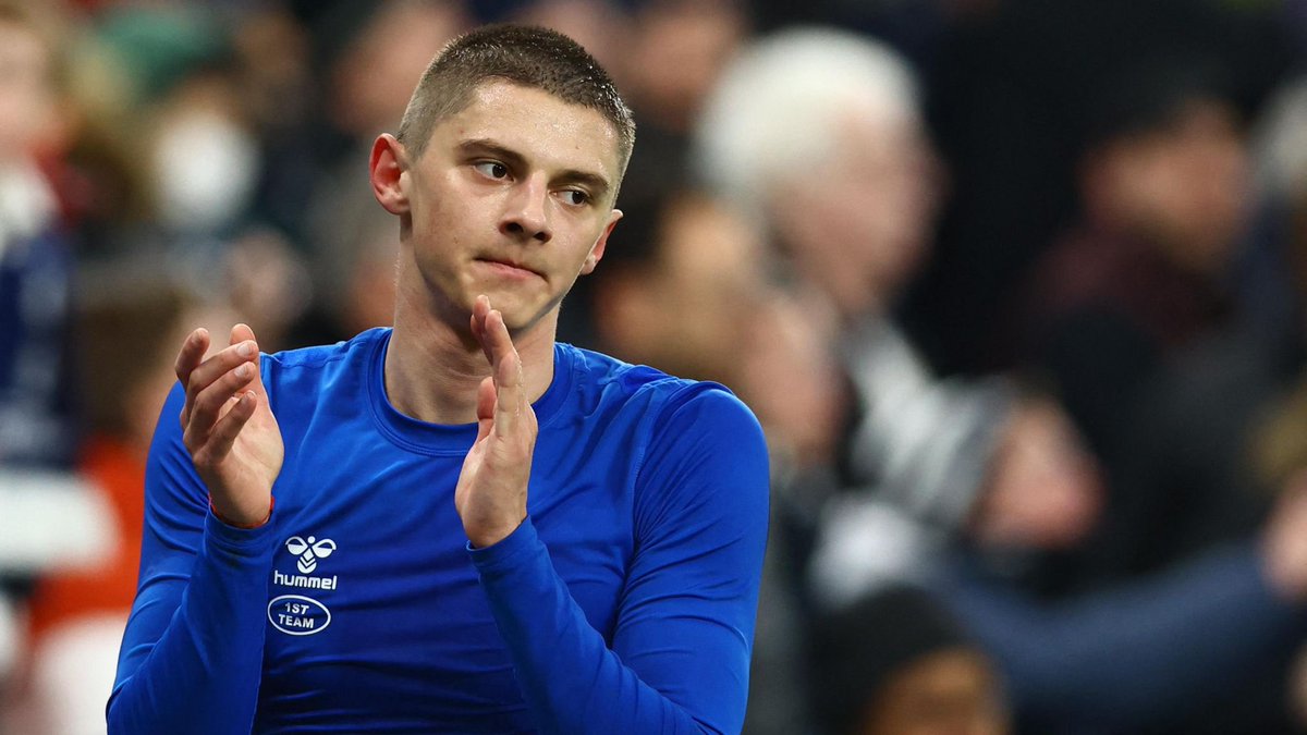 A few words on Vitalii Mykolenko. The left back cut short a holiday to report back to Everton early, accepted extra workload in the gym and has undergone intense one to one coaching at Finch Farm. A credit to himself with the defender in the form of his Everton career 🔵