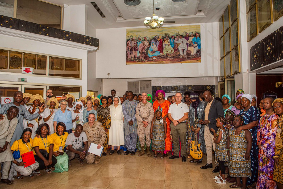 eutmmali1's tweet photo. 10 décembre.
Le jour du 7⃣5⃣e anniversaire de la Déclaration Universelle des Droits de l'Homme, 🇪🇺EUTM Mali a ouvert ses portes à la société civile malienne 🇲🇱.
Toujours ensemble🇲🇱🇪🇺.
@eu_eeas
@EMADmde
#HumanRights75 #eutmmali #eutm #MALI #Bamako #europeanunion #mops https://t.co/8rykXVAwfq
