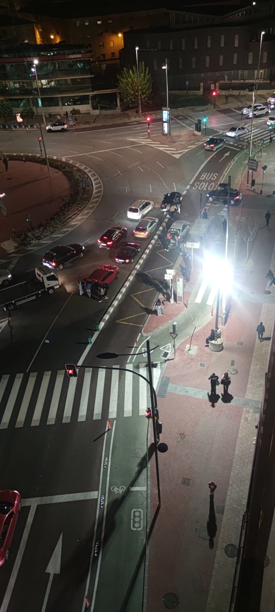 Se puede parar en un carril de una glorieta? Y en la parada del bus? Esto sucede cada domingo en la Plaza de la Opinión, junto al Mercadona. Consentir es ser cómplice de los accidentes que sucedan <a href="/AytoMurcia/">Ayuntamiento de Murcia</a> <a href="/Ballesta_Murcia/">José Ballesta</a> <a href="/MurciaPolicia/">Policía Local Murcia</a>