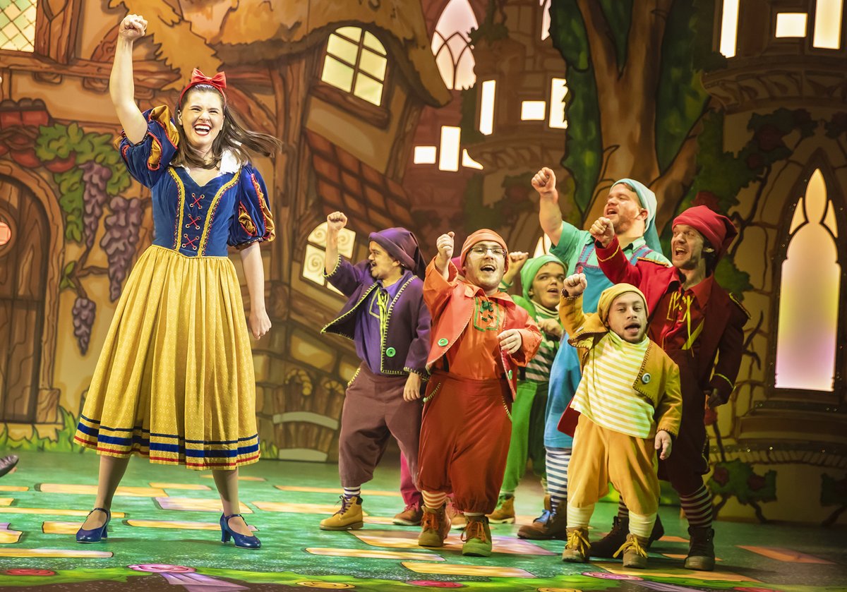asmallmind's tweet photo. Snow White and the Seven Dwarfs, this year's offering at @RoyalDerngate, is panto at its very best.
My full review:
https://t.co/BcQrJl6Ws2 https://t.co/lFF28tqMor