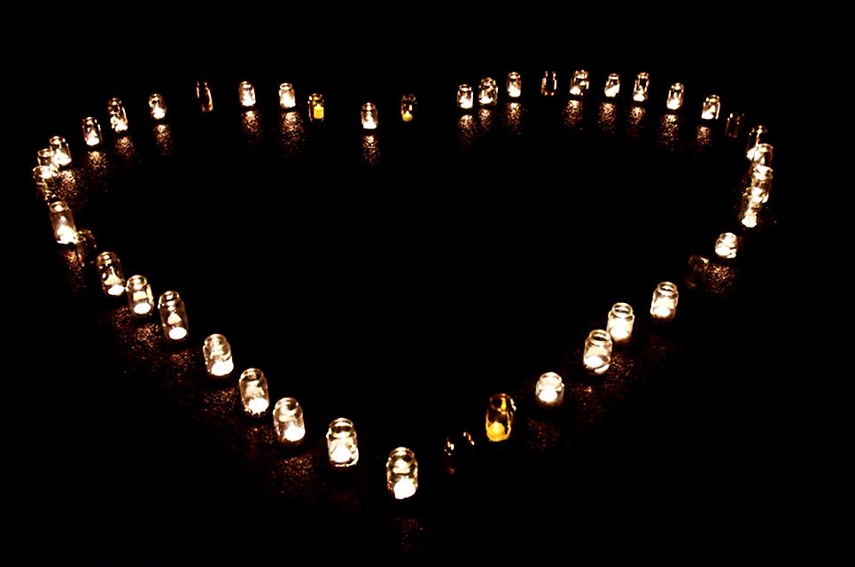 Wereldlichtjesdag. Vandaag brandde ik bij mooie ceremonie in Harderwijk een kaars voor kinderen die zijn overleden in de schoot van hun moeder, net na hun geboorte of wat later door ziekte, ongeval of omdat de ander hen het leven ontnam of het leven voor henzelf te zwaar werd.