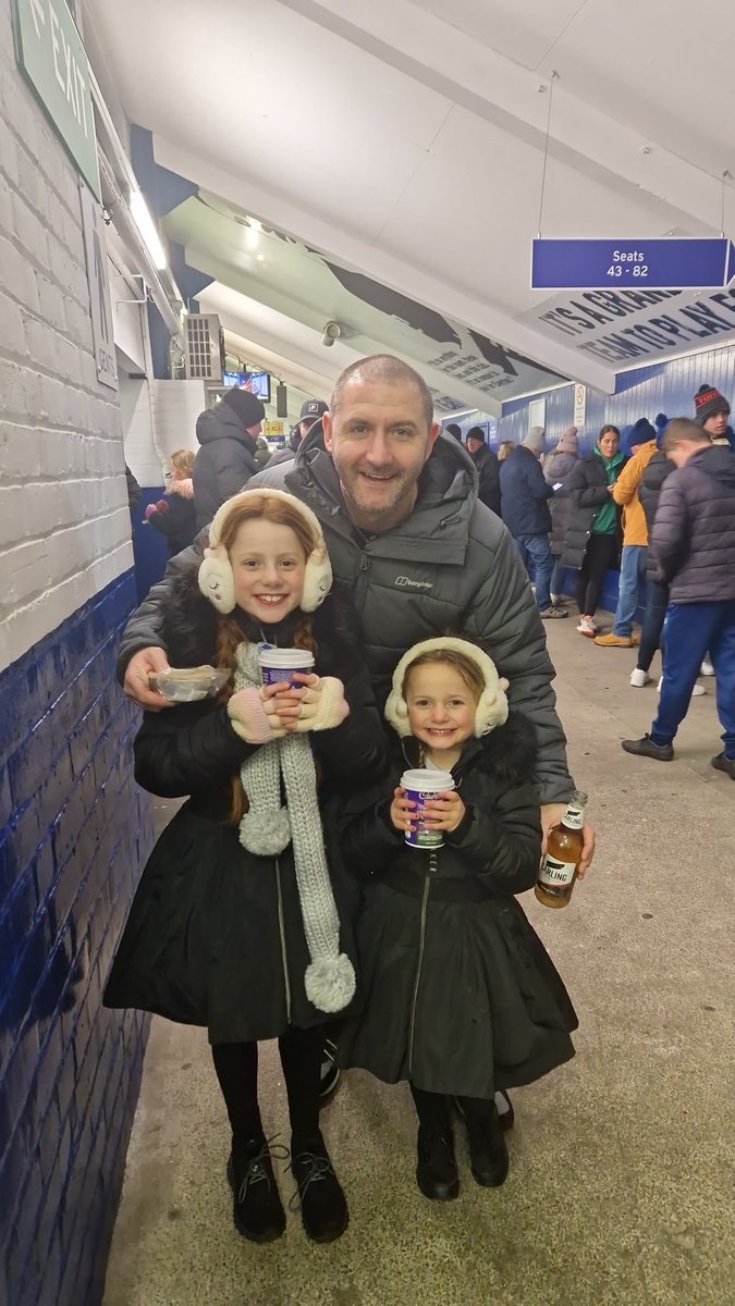 miyadarcy6's tweet photo. Wow what a fantastic night #upthetoffees boss 1st game for Morgan ๐ the girl's absolutely loves it, think they have the Everton bug now ๐ ๐ 3-0 Everton vs Newcastle 2023 #hadaball #Everton #EvertonFC #EFCMatchday #EFC https://t.co/BN5w7PlPsp