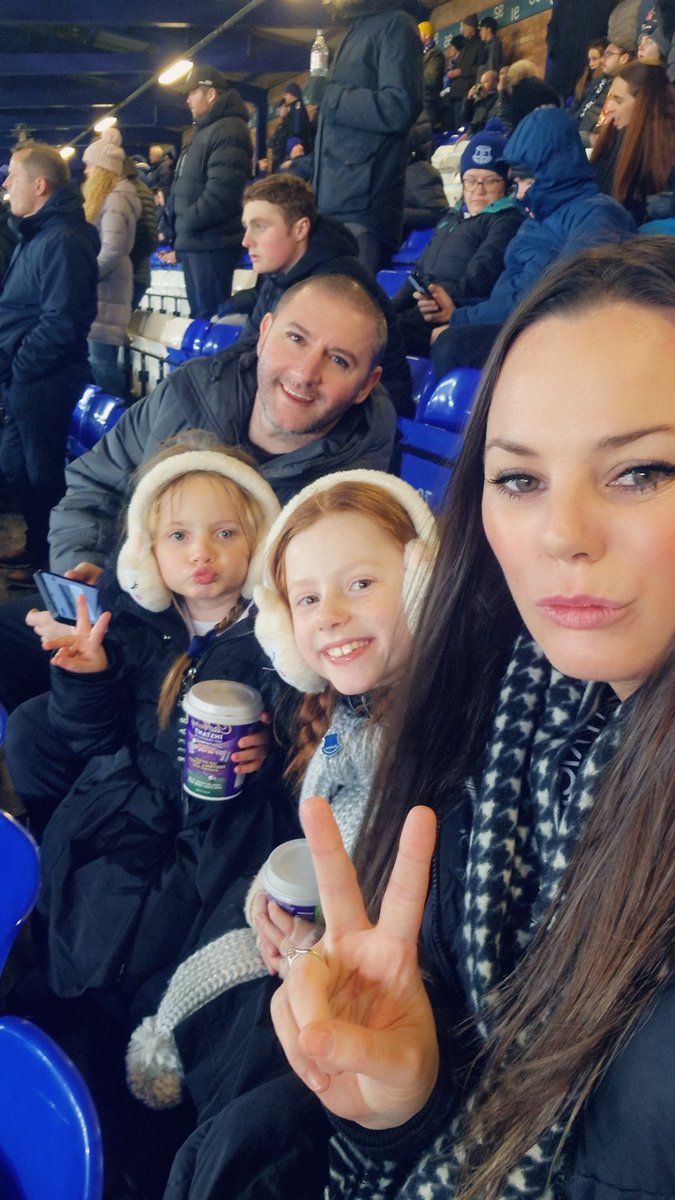 miyadarcy6's tweet photo. Wow what a fantastic night #upthetoffees boss 1st game for Morgan ๐ the girl's absolutely loves it, think they have the Everton bug now ๐ ๐ 3-0 Everton vs Newcastle 2023 #hadaball #Everton #EvertonFC #EFCMatchday #EFC https://t.co/BN5w7PlPsp