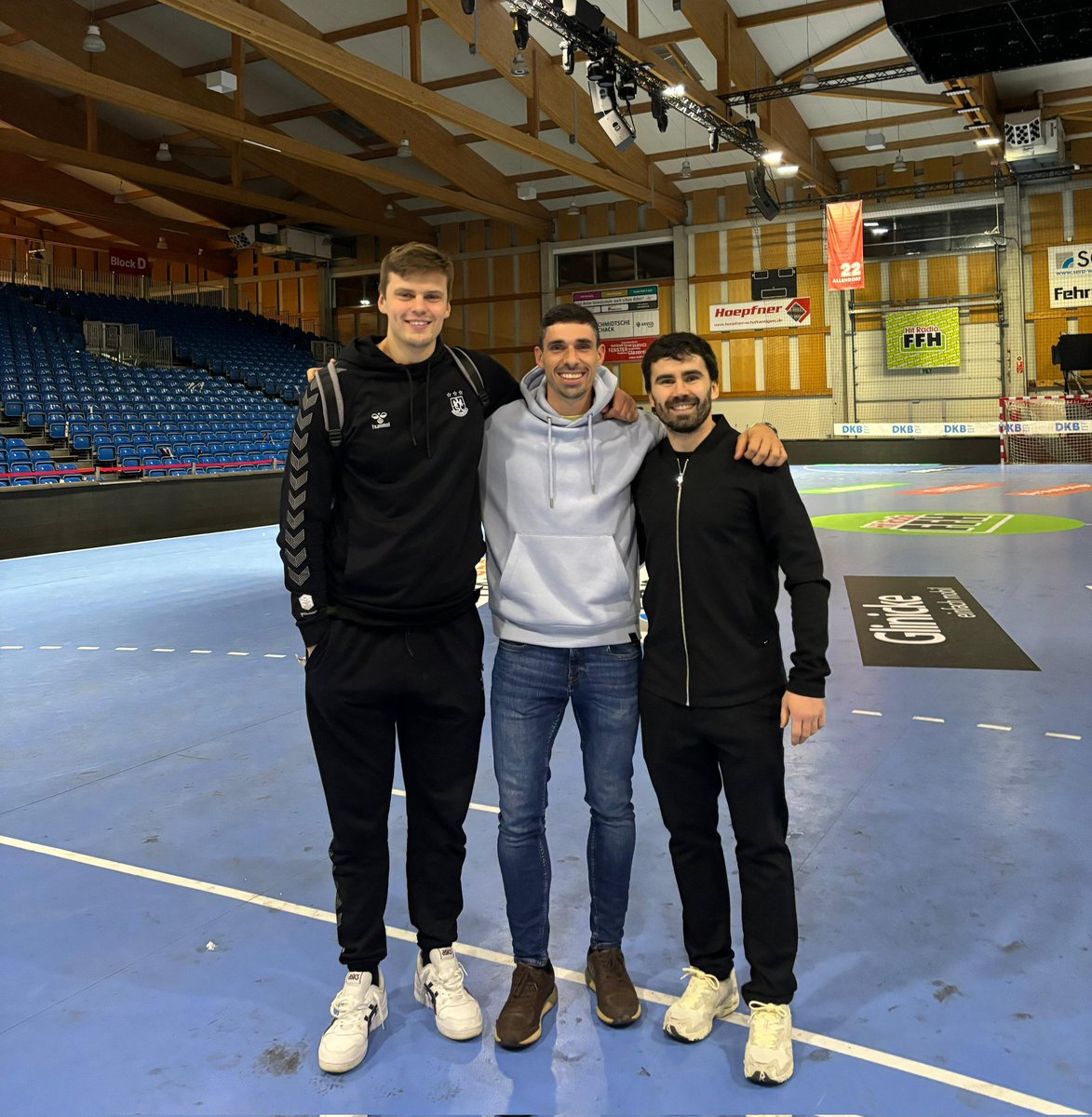 No es la primera vez que nosotros tres pisamos este campo del melsungen.
Antes, los tres del mismo equipo <a href="/AnaitasunaBM/">ANAITASUNA</a> .
Esta vez, desde tres ámbitos diferentes, Sergey jugando en el <a href="/SCMagdeburg/">SC Magdeburg</a> , Erik con el <a href="/mthandball/">MT Melsungen</a> , y yo, disfrutando el partidazo desde la grada.