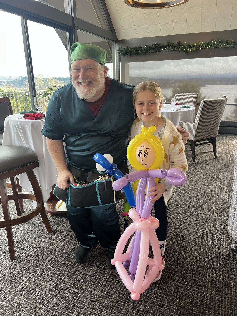 ltrain13's tweet photo. Madison couldn’t get @taylorswift13 for Christmas, so Santa’s elf made a Taylor Swift singing balloon art piece instead. https://t.co/tqFC52saFh