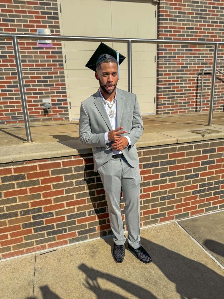 melanindaddie's tweet photo. Ima young graduate fresh outta school got my degree im no longer a fool 🧑🏾‍🎓 https://t.co/Y3UM3sOtQu