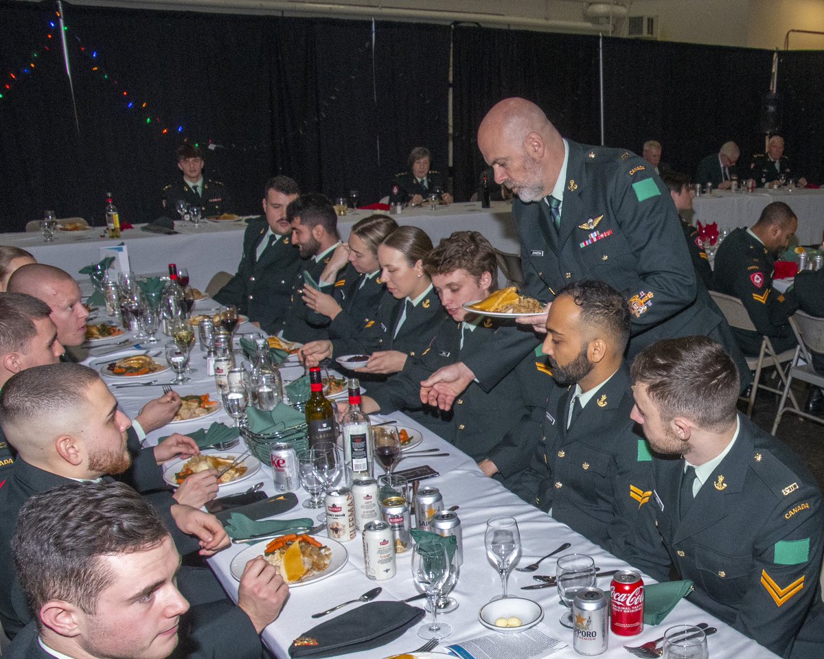 Une tradition des fêtes au #RHLI implique que les officiers et sous-officiers supérieurs du régiment servent le dîner aux soldats. CWO Jeff Johnston, sergent-major régimentaire du RHLI, sert à son tour des dîners de dinde aux soldats.