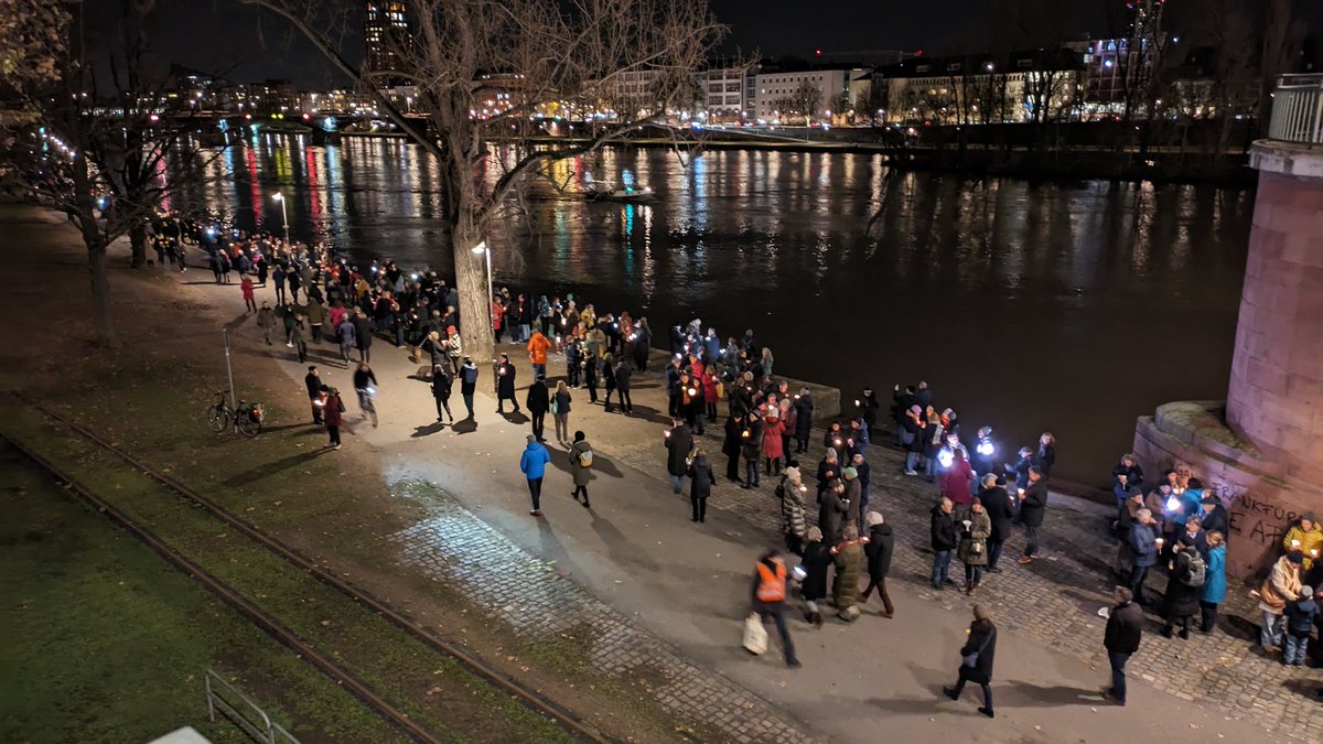Bei der #Lichterkette der Jüdischen Gemeinde zwischen Eisernem Steg und Ignatz-Bubis-Brücke waren richtig viele Menschen! Auch wenn es schwierig war, mit den Kerzen den Windböen zu trotzen.
#BringThemHomeNow #NieWiederIstJetzt