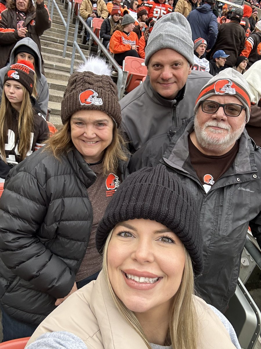 crystalsoohey's tweet photo. #gobrowns #cle #OOTD https://t.co/XkcMrG5eMY