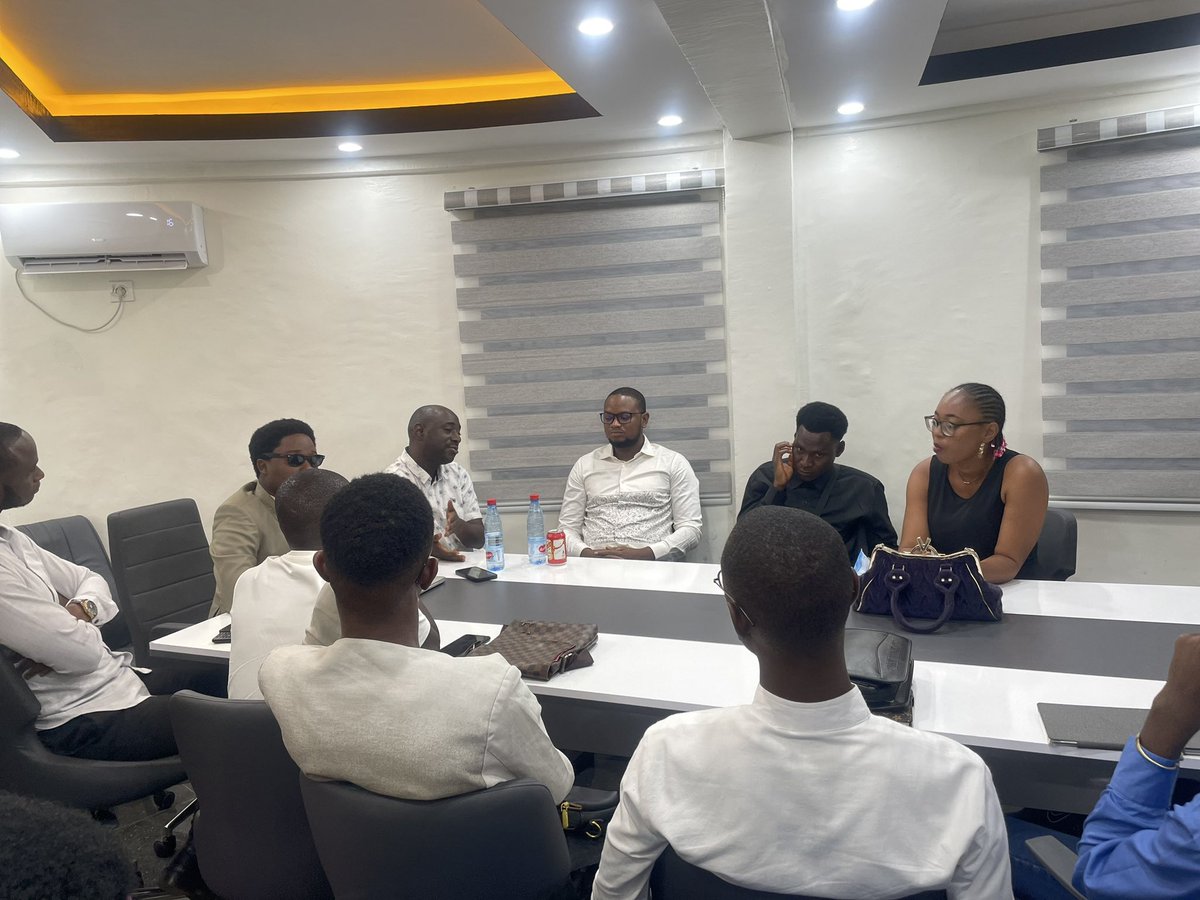 Intelli3_0's tweet image. Retour en images sur notre rencontre enrichissante d’hier autour du livre 📕.

@i3_0
@DIABY_Mamy