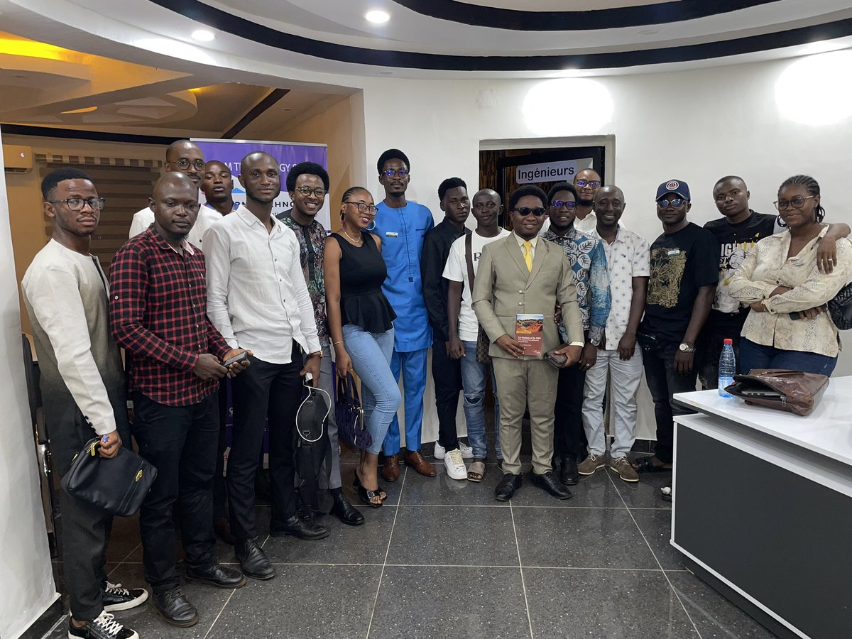 Intelli3_0's tweet image. Retour en images sur notre rencontre enrichissante d’hier autour du livre 📕.

@i3_0
@DIABY_Mamy