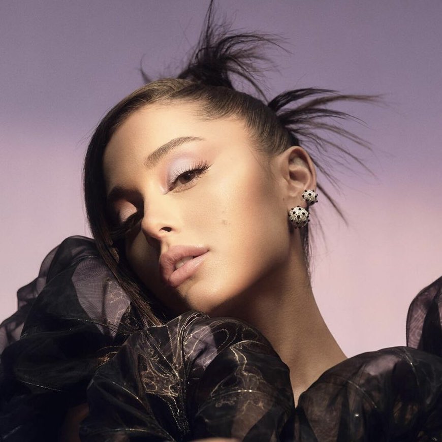 PopCrave's tweet photo. Tate McRae talks about Ariana Grande in a recent interview:

“I dove into a lot of old Ari albums this year and became pretty obsessed with her stuff. I think she’s so incredible and I missed her music.” https://t.co/xPCVfk6RA6
