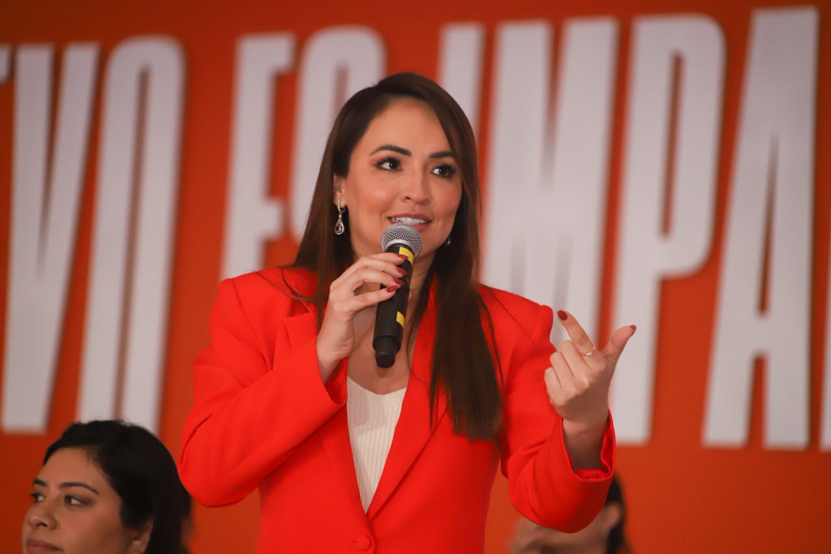 DanteDelgado's tweet photo. Lo nuevo es llevar adelante #BuenosGobiernos que trabajen por las personas, así como lo ha hecho @bibyrabelo, alcaldesa de Campeche, quien con prácticas de buen gobierno ha dejado un claro ejemplo de cómo construimos el futuro desde @MovCiudadanoMX. #ElFuturoEsNaranja https://t.co/Dz1lNpUjlm
