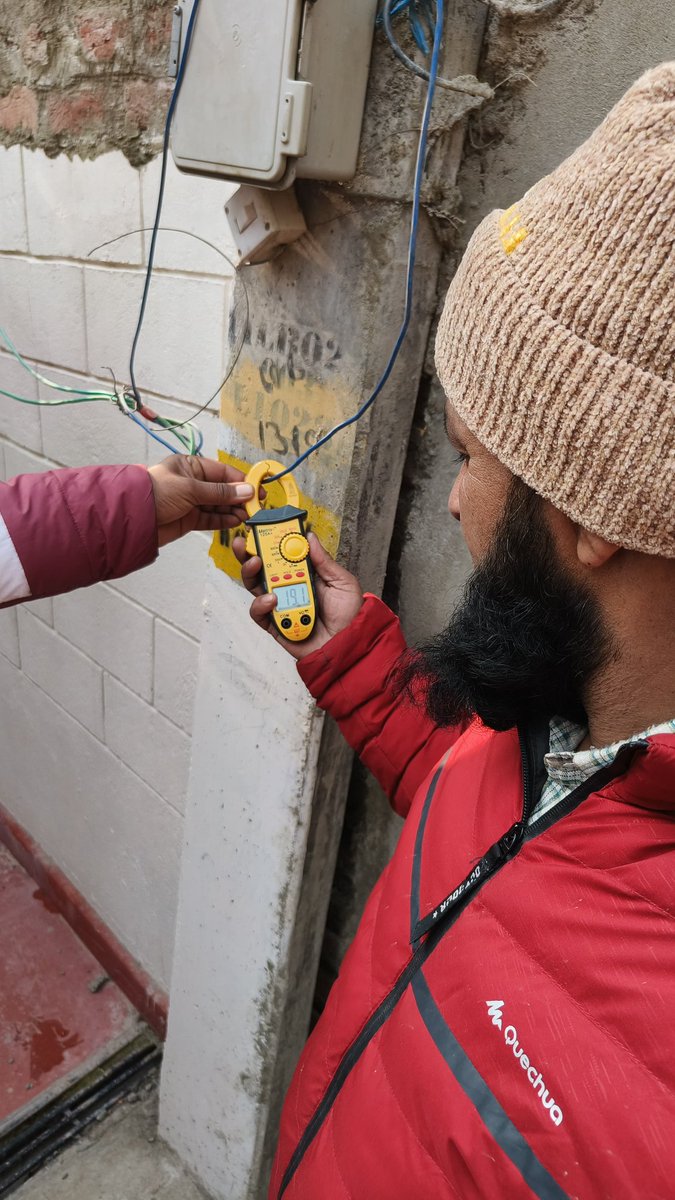 XEN_EDIV_KPDCL's tweet photo. selfish consumers' illegal hooking wreaks havoc! Overloading disrupts students' studies, jeopardizes those relying on oxygen concentrators, endangers pedestrians, and plunges areas into darkness.
#stopillegalhooking
#savefutureofstudents
#savelife https://t.co/ev49sMXV5k