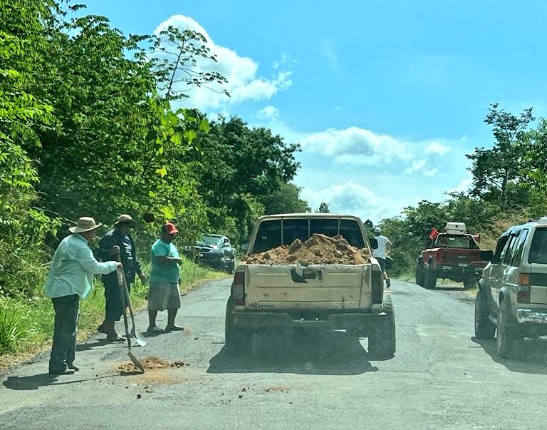 Moradores de Santa Fe/Veraguas, realizan jornada de parcheo en la pésima carretera, hacen llamado a las autoridades pa'cuando la carretera.
